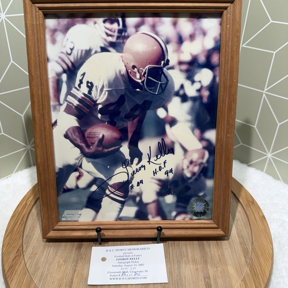 Leroy Kelly Autographed 8x10 Photo In Solid Wood Frame With Tristar COA & Holo